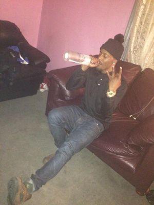 laid bac in my own style dont do fuc niggas single an love gettin money