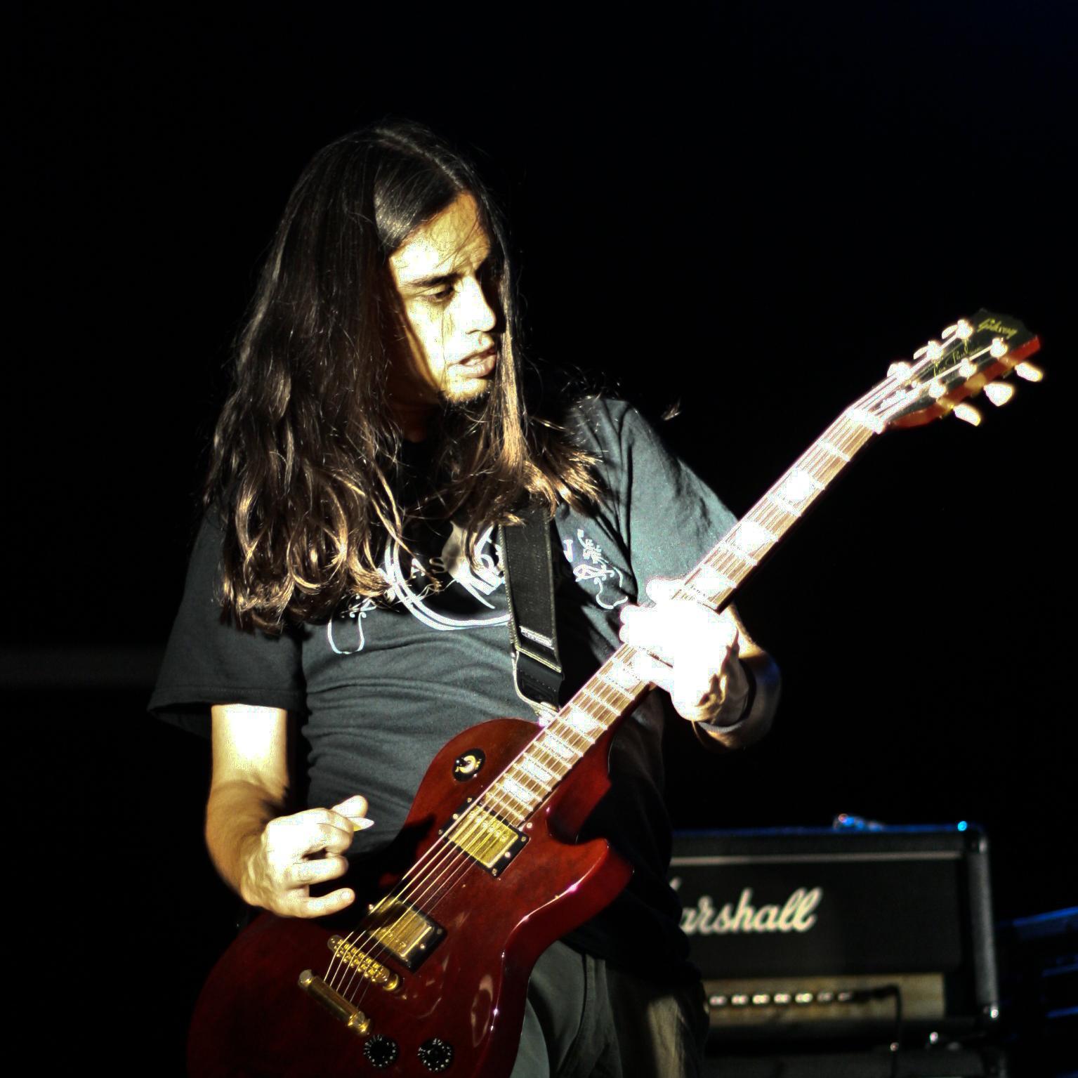 Un destraler. 
Runner aficionat i guitarra a @LowShake i @weareSILENT.