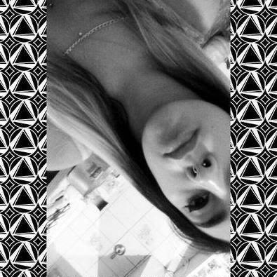 BorghettiLulu's profile picture. Sonreír es orgasmico. Mi amor psicodelico son las paredes.

Las palabras nunca alcanzan cuando lo que hay que decir desborda el alma