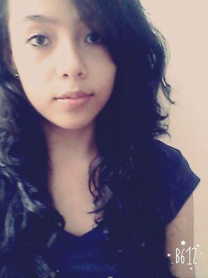 somos rostros tristes con sonrisas pintadas.