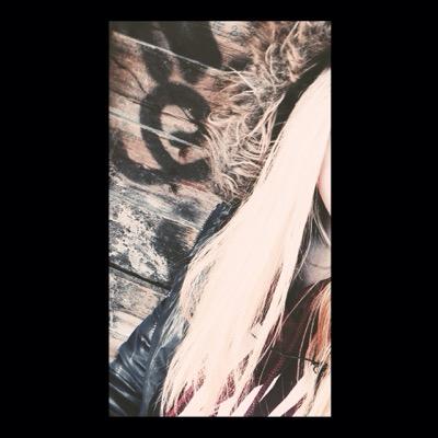 Camille, ma vie, mon amour, la mienne.
27.11.
a la vie a la mort.