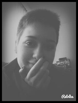 Hab kurze Haare und bin 13 jahre alt. Megaa anime fan z.B. attack on titan #levi