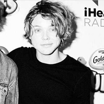 follow @hotsforhemmngs bc she gave you a free follow, stay strong ily x