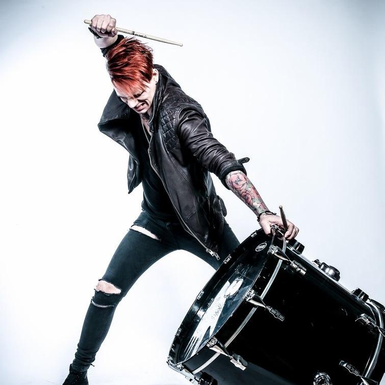 Drummer I Showman I i play drums for @Drum_Cast and @MayakovskyGroup                 http://t.co/54DcRPgbeu              http://t.co/4iChXkzLvz