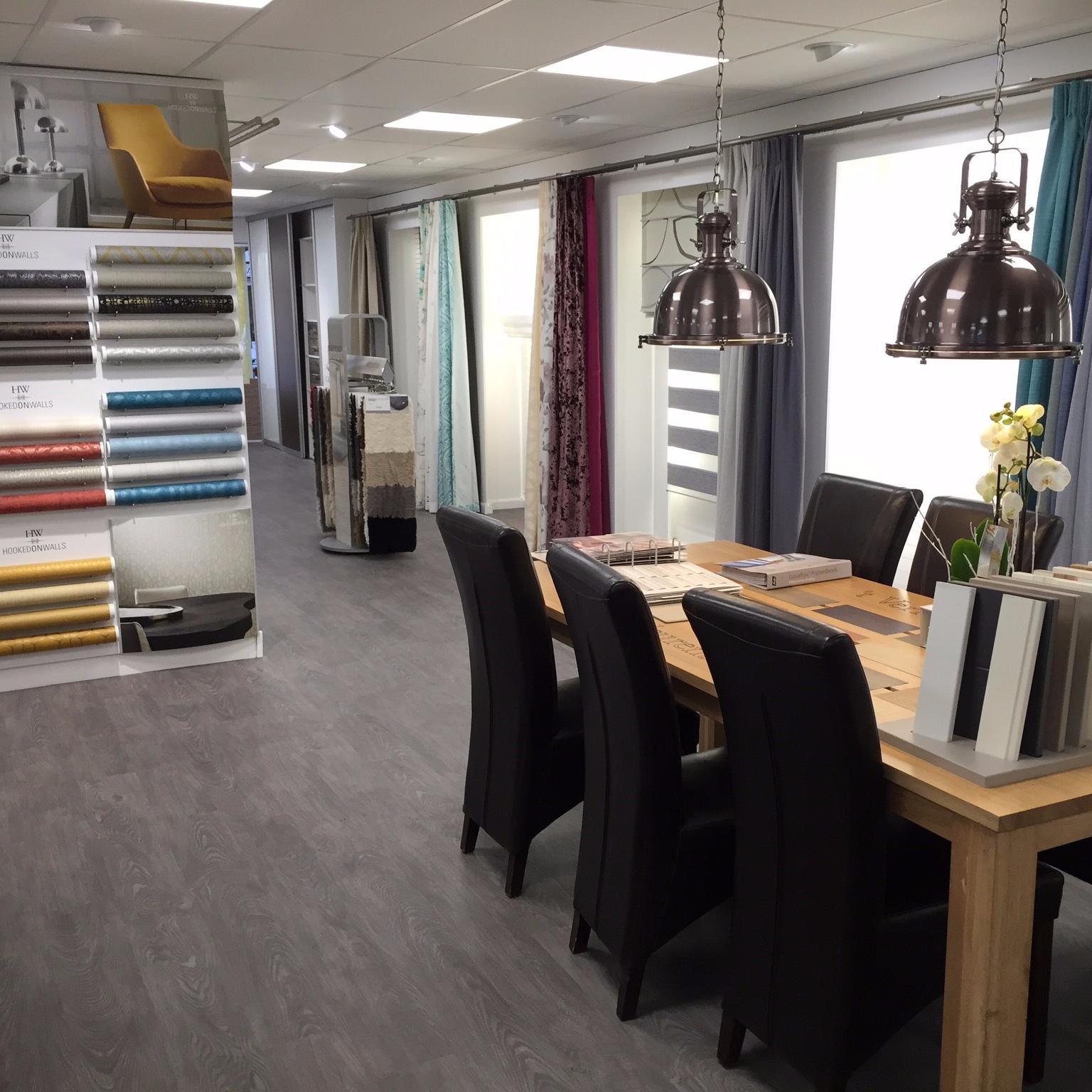 Specialist in verf, (foto)behang, zonwering, tapijt, laminaat, pvc-vloeren, jaloezieën, gordijnen, vitrage, totaalwoninginrichting. speciale Twitteraanbiedingen
