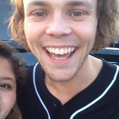 freefollow457's profile picture. i won't unfollow you if you don't, but can you please follow back on my main acc @wonderIustlrh bc i lub you