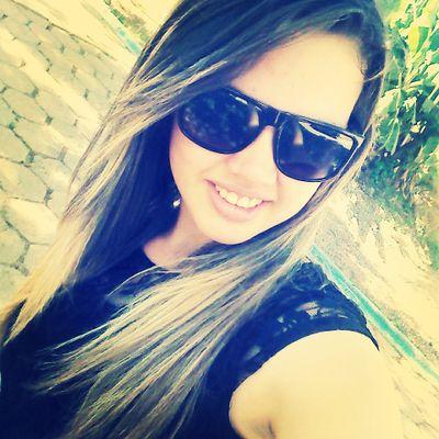 “Vence quem passa por essa vida rindo. E se o preço que se paga por ser um pouco feliz é ser um pouco idiota, dane-se.” Tati Bernardi