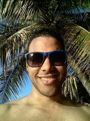 Soy divertido, corista, me gusta andar, compartir con los amigos, disfrutar la vida, eh... UN PAQUETE DE COSAS MAS! Para mas informacion... follow me :-P