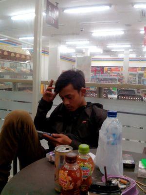 Slalu liat keatas dan kebawah. Jgn mudah marah. Jgn mudah sedih. Nikmati hidup dgn senyuman. Bismilah