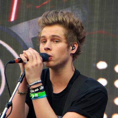 Do I look like a good bio? Hell no. Mah baes {@CULIT0DELUKE} {@notenoughto5sos} #M4R4C4ZV1P✨