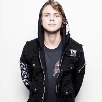 ASHTON WANTS YOU TO FOLLOW @tapirwin K BYE