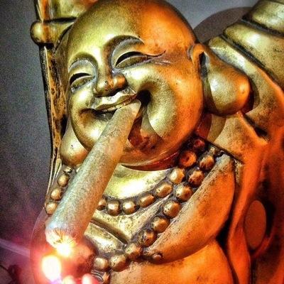 A favor da legalização da maconha de modo geral. Não compre, plante. E não fume crack