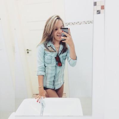 Instagram: thaaaaiis Eu posso ser qualquer coisa, tudo depende dos valores que estão atrás dos olhos de que vê.