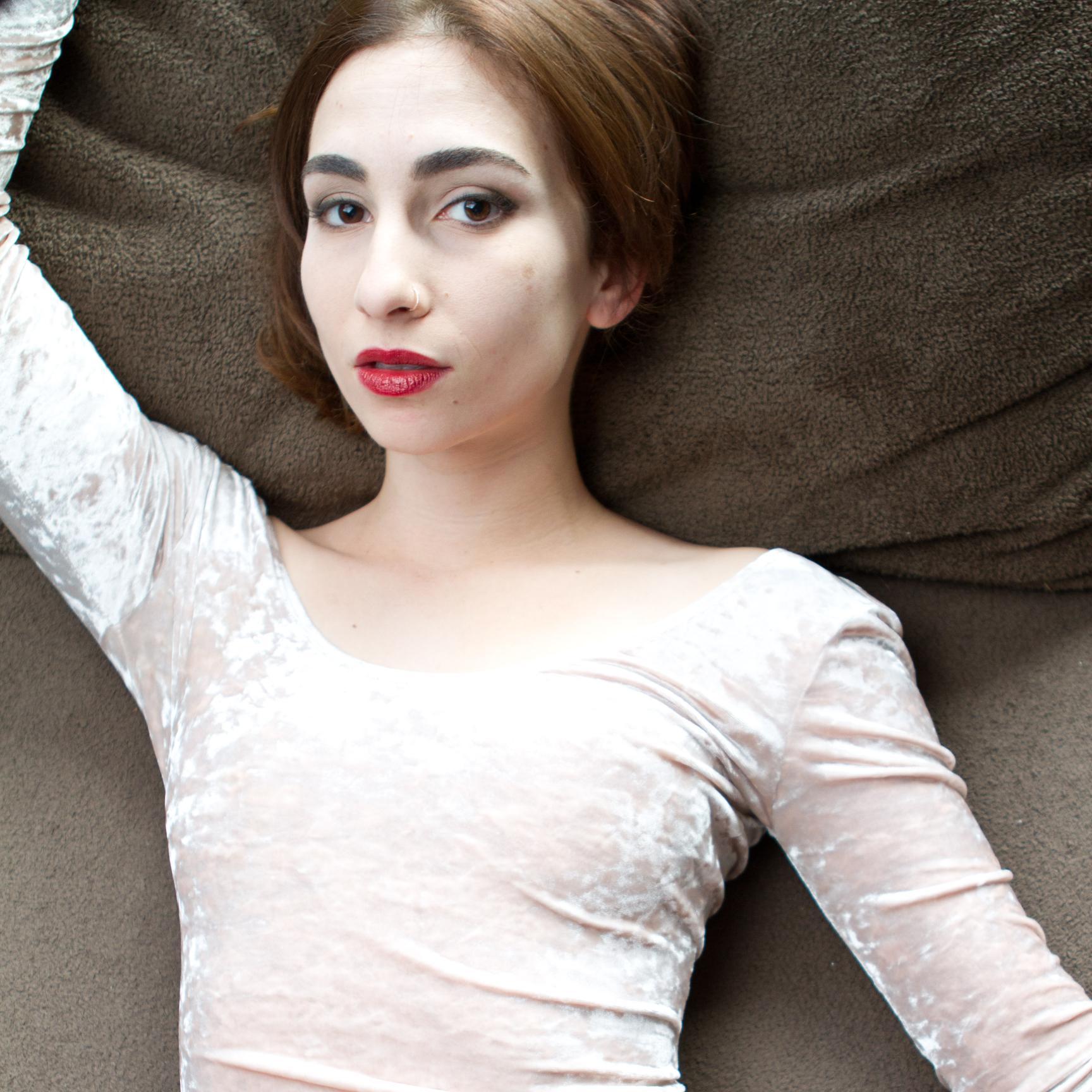 \\// \\// \\//  actress + model  \\// \\// \\//

instagram :: de_anne