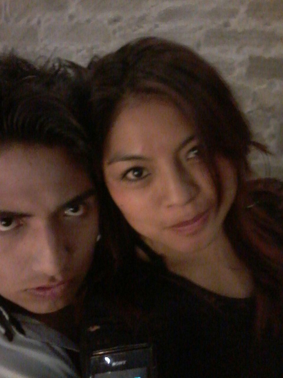 enamorado y contento por la vida