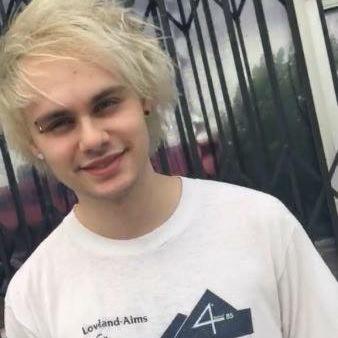 congratulations! you got a free follow from @CAKExMUKExx go follow her ;) HOPING THAT UR SUNSHINE FOLLOWS U SOON ILY ALL ❤️