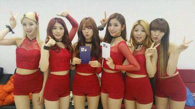 Annyeong! We are new random dance from jakarta ☆ debut? soon support us! /bow/ | Irany, Venda, Dhinda, Rifqa, Rafi, Aurel | cp: 7DA76B80