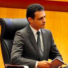 Advogado membro da Comissão de Assuntos Legislativos da OAB-DF. Professor de Direito e Filosofia, músico, escritor e colunista do Jornal Pequeno.