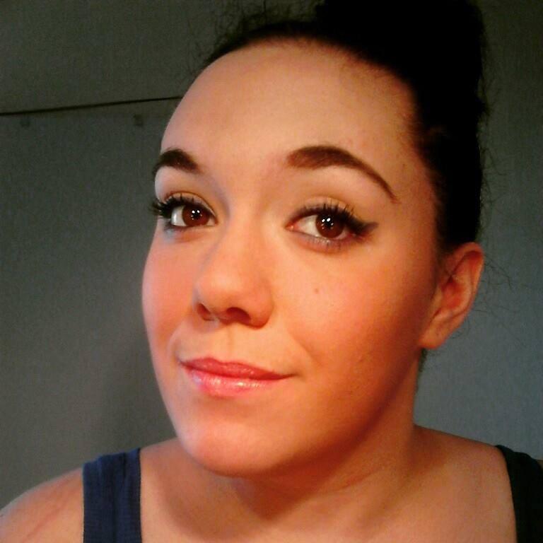 j'ai 19 ans je suis française d'origine italienne j'aime la mode,la dance et la musique.