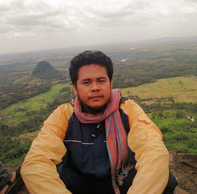 jaungLuNa's profile picture. tak ada yang lebih indah dan puitis selain membicarakan dan memperjuangkan tentang nilai kemanusiaan