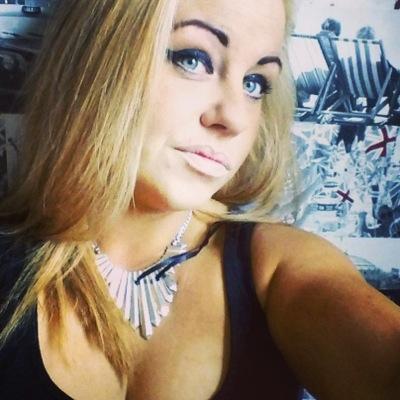 I'm 30 years old love my life have the best family in the world :-p xxxx