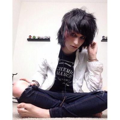 • I love BVB, AR, BMTH, ATL, SWS, PTV, MCR, Green Day, Muse, AC⚡DC •