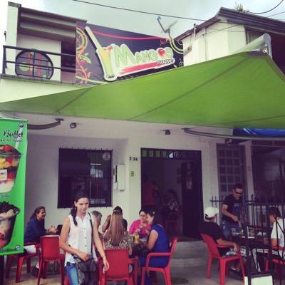 La mejor opción para refrescarse, delicioso Frappe de mango biche y maracuya acompañado de cuadritos de mango, sal limon,sal pimienta, limón y lecherita.