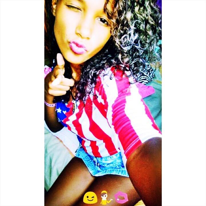 Por você eu suporto qualquer coisa, passo por qualquer obstáculo, faço de tudo pra te ver sorrir e não importa a distância eu sempre vou te amar.3 3 3
