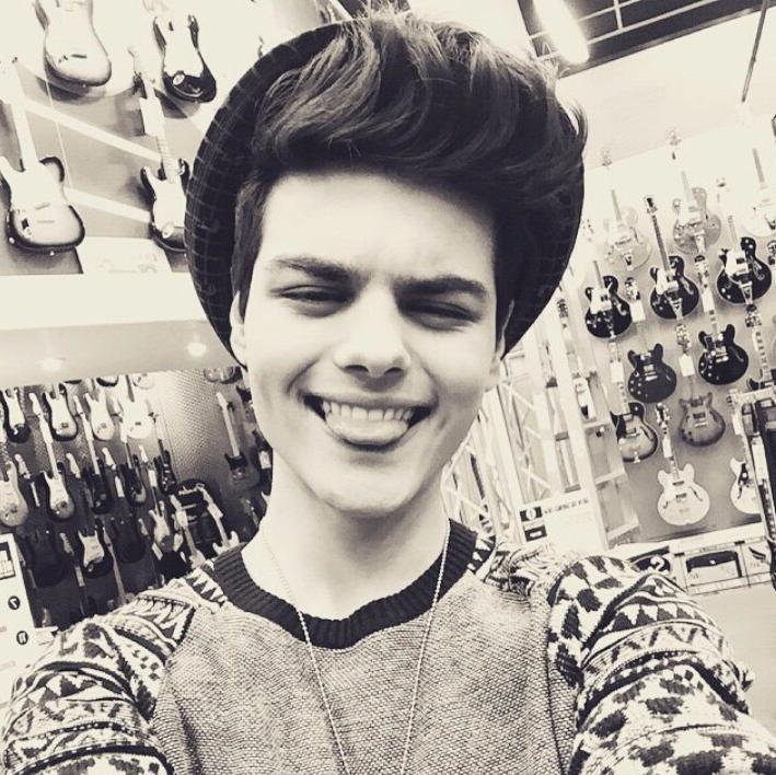 Abraham Mateo te amo!
Tu nuevo álbum en general la BOMBA!
Ahora es el sentimiento, 
cuando la cabeza completa se va en una sola persona ♥♥♥