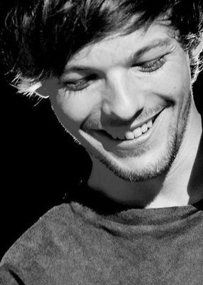 ⭐If Louis smiles everything's alright⭐
✨✨Louis pics with lyrics✨✨
