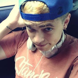 Se eu tivesse que escolher entre você e o sorriso, escolho você, pois sem você nunca irei sorrir. ♥ @LukasMarqs ♥ TE AMO ❤☺