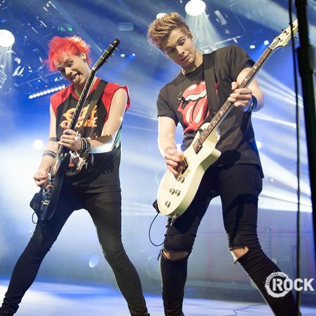DON'T NEED TO FOLLOW THIS ACCOUNT! FOLLOW @Shazza5SOS bc she gave you this free follow and you are amazing af!