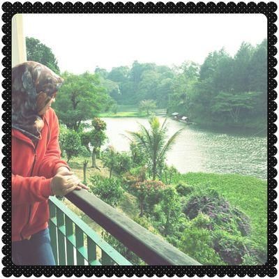 Waktu seperti butir-butir air, dengan nyanyi & tangis angin silir. Berpejam mata, pelesir tanpa akhir. Single bermartabat & still alive. ✉dessyvalue@gmail.com