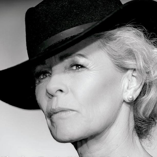 HelenagAnderson's profile picture. professional photographer 
specializing in people, objects and space.
THE VISUAL IS KEY