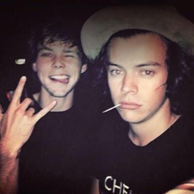Free follow from @hotchoconarry cos ur fab sweetie, follow me there and also @cuddlemecal_ cos she bae, & look at links below ty:)