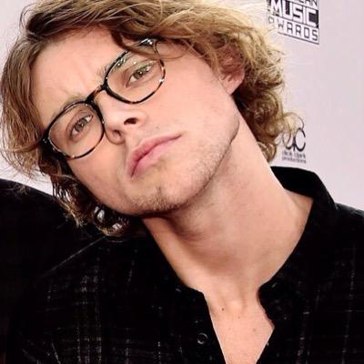 YAY YOU HAVE A FREE FOLLOW!!! be sure to follow @beanioashton because she was so nice to follow you!!