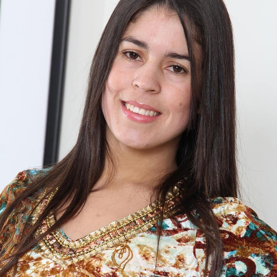 Tenho um caso de amor eterno com a vida. Amo música clássica e arte, sou apaixonada pela Barbie, livros, Paris, Nova York e moda.