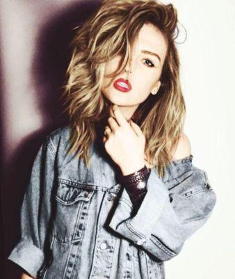 here's a free follow!! but could you please follow @wandererlaura and rt/like her pinned?? thank you babes 😘😘