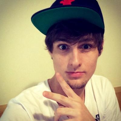 Rezedim_Fc's profile picture. Virei fã do mito do Youtuber Virei fã de um garoto q criou a ADR Virei fã de um mito virei fã do @Rezende_evil.

✌️✌️
http://t.co/OA44k243Zl