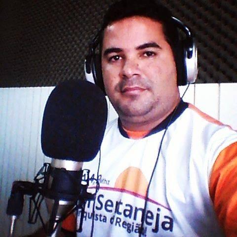 Apresentador do programa Voz Da Cidadania FM Sertaneja, repórter da 103 FM Aracaju programa A Hora Da Verdade. Assessor de comunicação da prefeitura de Glória