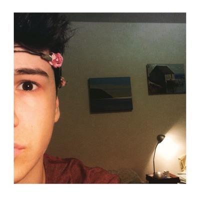 I'm in love with a spanish dork. 1/4 hipstersebsquad