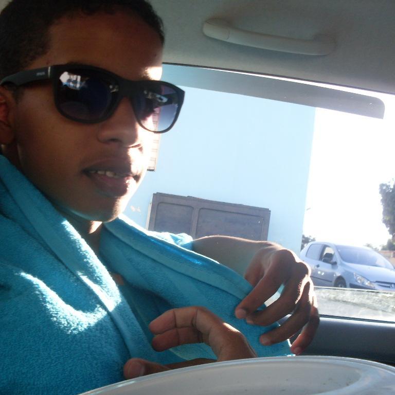 aziziazizi755's profile picture. 