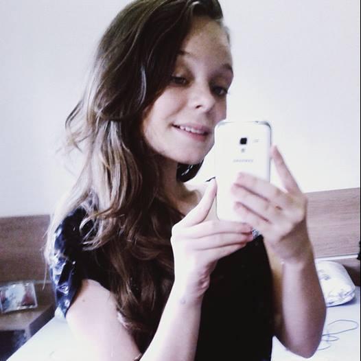Uma garota delicada, extrovertida e muito engraçada ... Quer saber mais ? Segue .... Sigo de volta