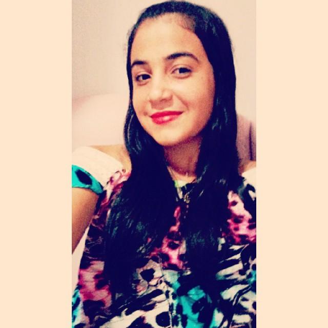 Ela vive com a cabeça na lua, pensamentos longe, é paz na mente..✌❤