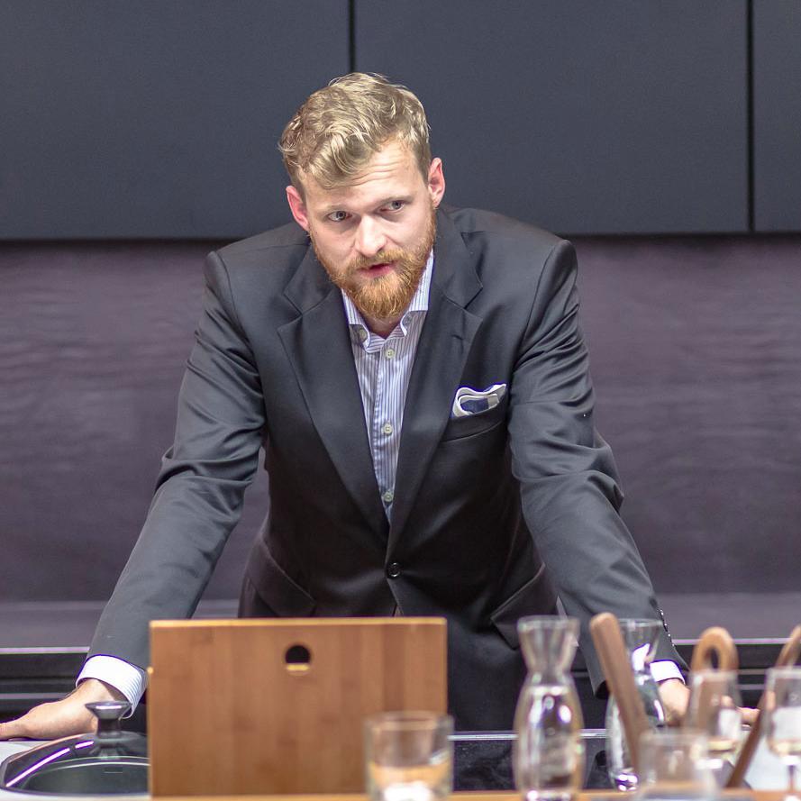Helping influencers and business owners build personal brands in one hour a week