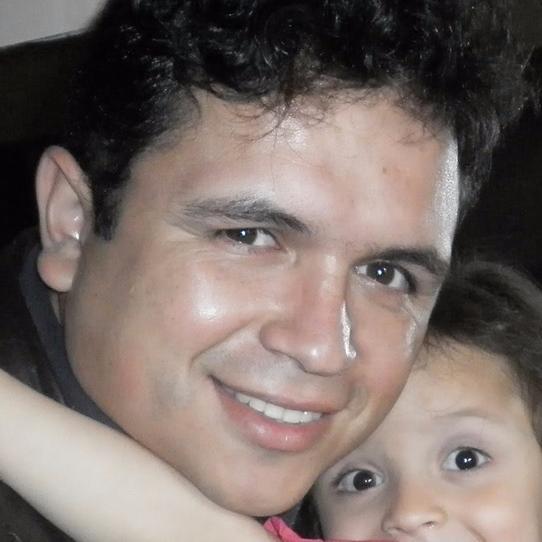 Arquitecto Urbanista, Prof en gestion de mercadeo y Adm de empresas    Tengo mis propias opiniones, firmes opiniones, pero no siempre estoy de acuerdo con ellas