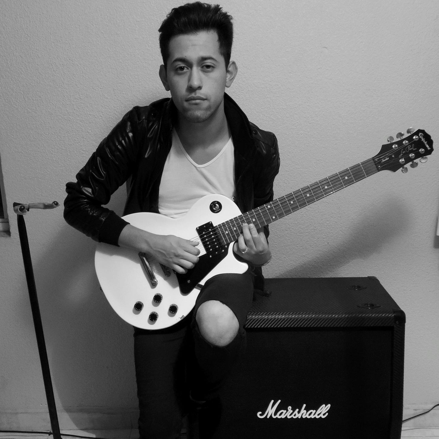 Superhéroe de día y guitarrista de noche, mi guitarra dispara rayos láser.  ¡Estoy en la banda! 1/3 @K4QBand