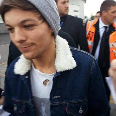 go on ahead and follow @coachellaniallz bc she loves you lots!