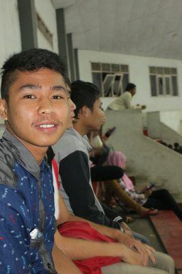 Lupain orang yg udah bikin kamu lupa caranya tersenyum....!!!!