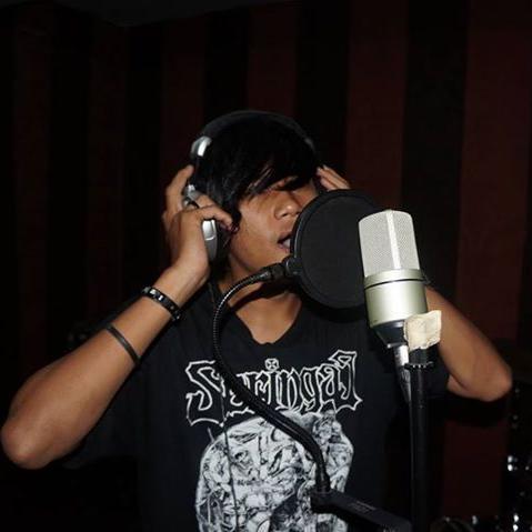 ||Lead guitar/vocal @LoveBird_PLG ||penikmat kopi hitam|| ini single solo saya cek ye  http://t.co/S3zI5LMFU9 terimakasih \m/